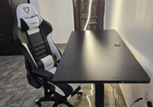 Sit-Stand Desk + Furgle Game Chair 680k